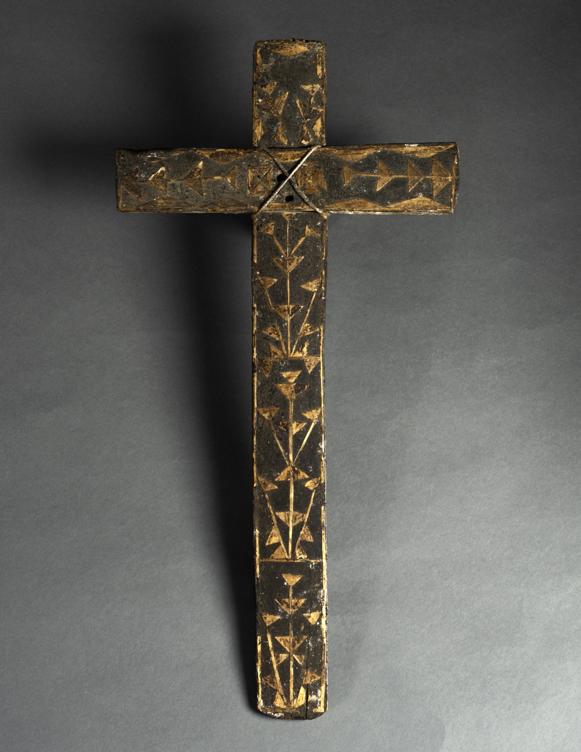 Straw inlay wooden cross