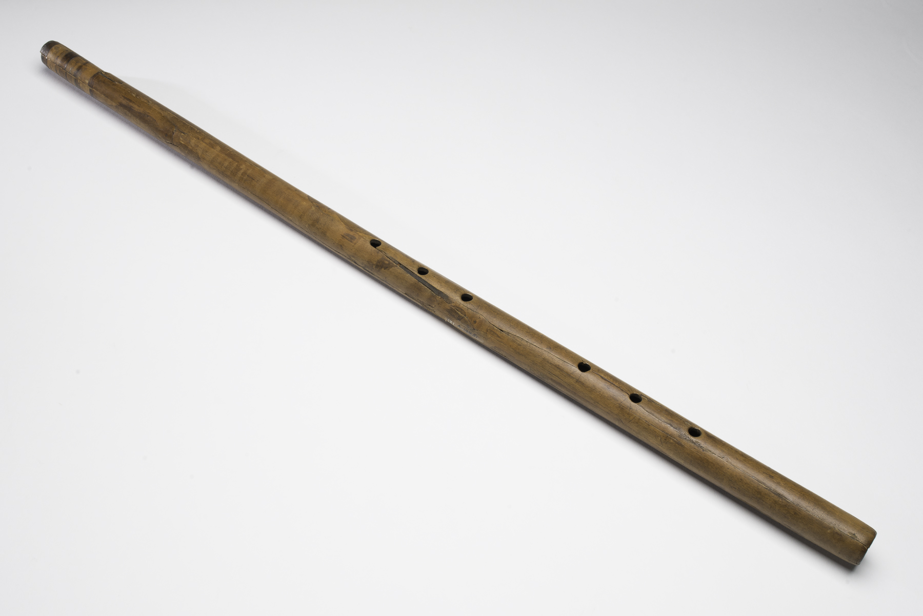 A-14551, 620–670 CE (Common Era=AD). Length: 68.5 cm, diameter: 2.8 cm.