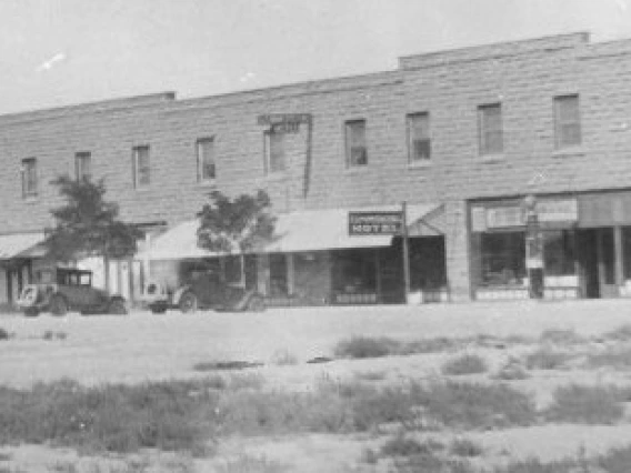 A view of the exterior of the Commercial Hotel in Holbrook, Arizona, in 1927.
