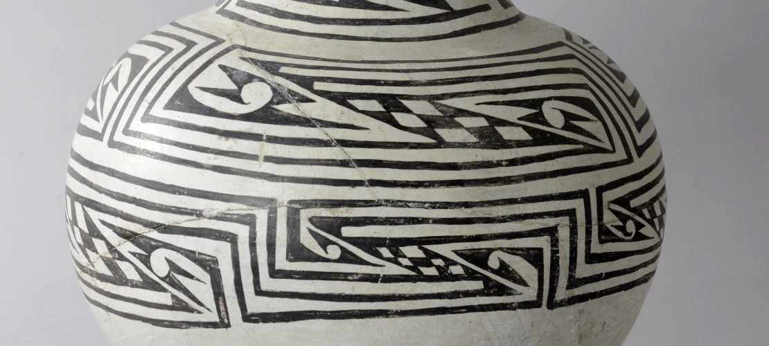 Sosi Black-on-white Jar