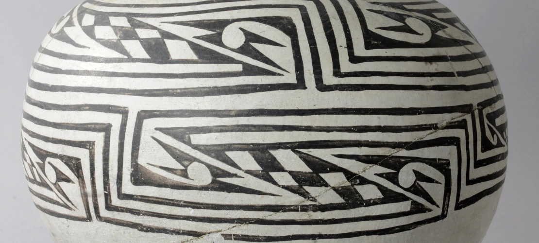 Sosi Black-on-white Jar