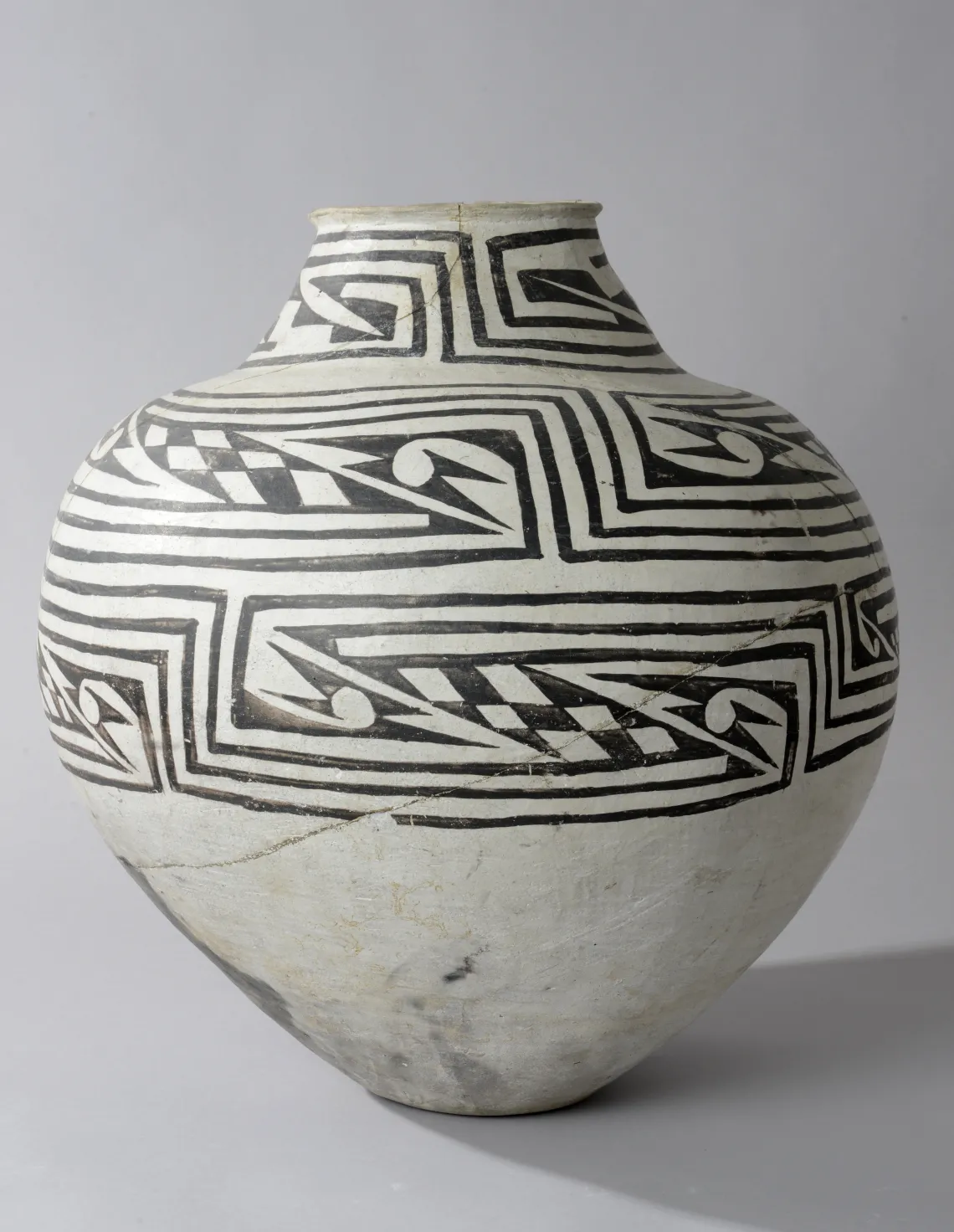 Sosi Black-on-white Jar