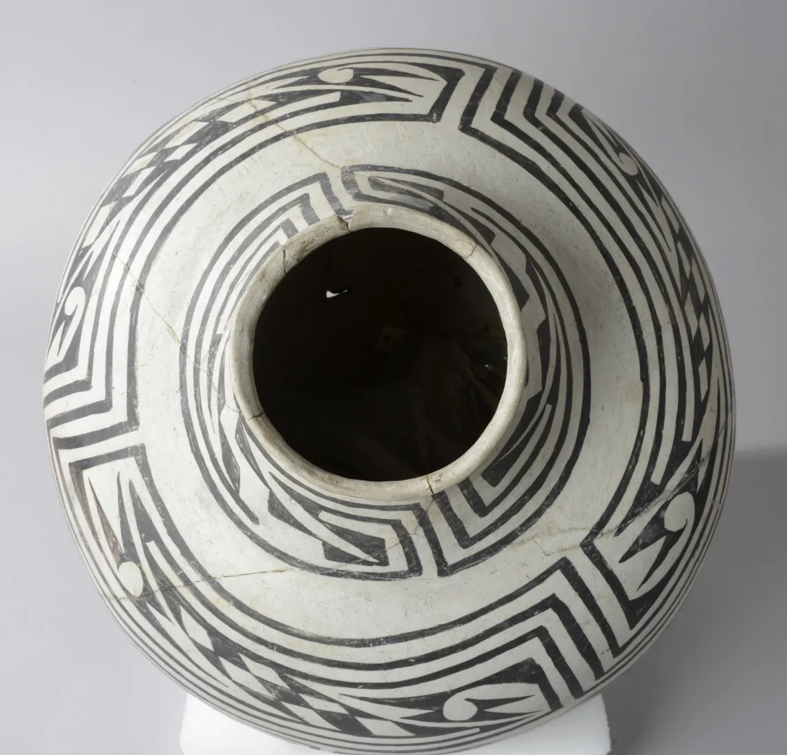 Sosi Black-on-white Jar