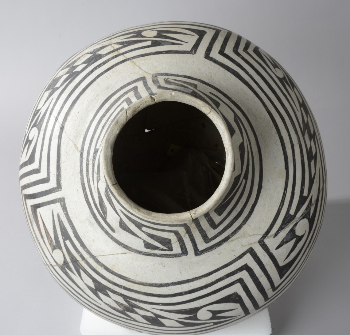 Sosi Black-on-white Jar