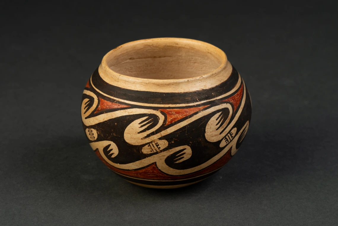 polychrome jar with sold migration/bird-wing designs