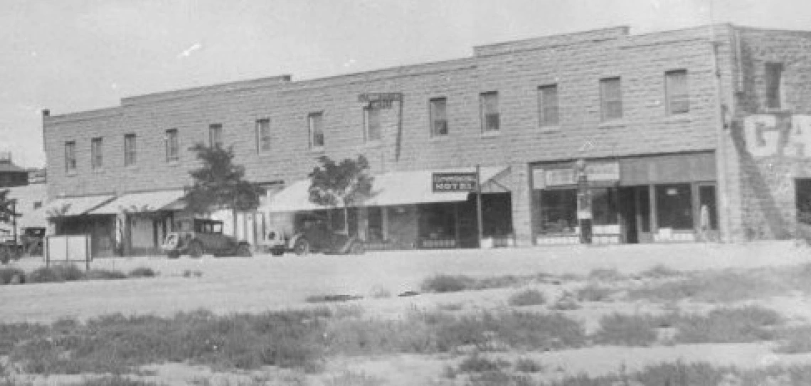 A view of the exterior of the Commercial Hotel in Holbrook, Arizona, in 1927.