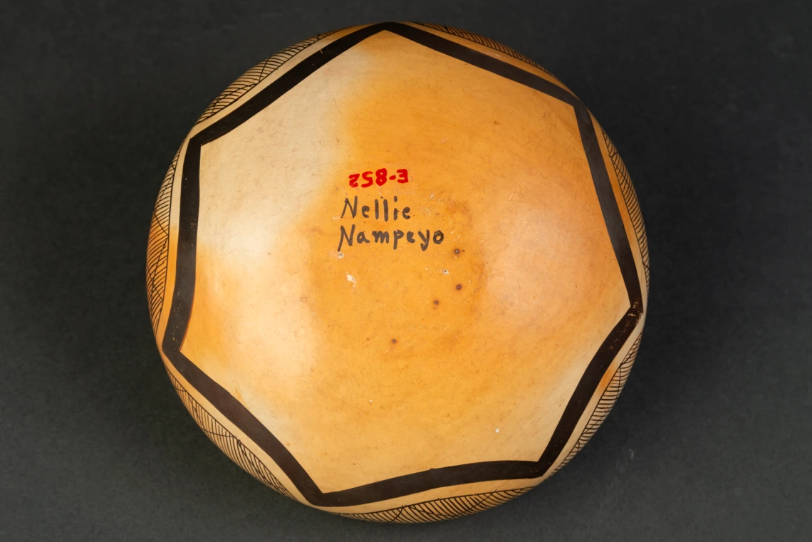 detail of E-852 showing the signature of Nellie Nampeyo