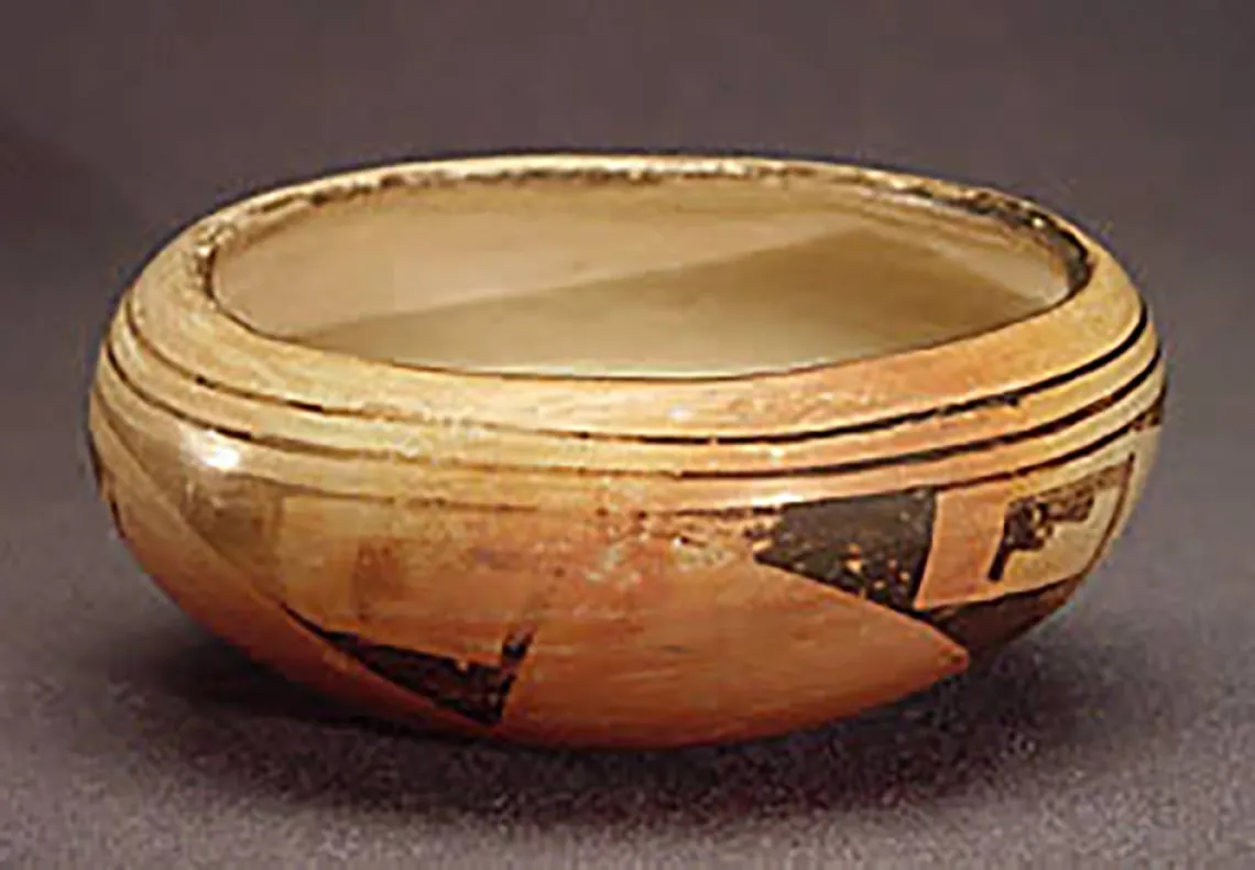 Small polychrome bowl, around 1930. ASM e-3655.