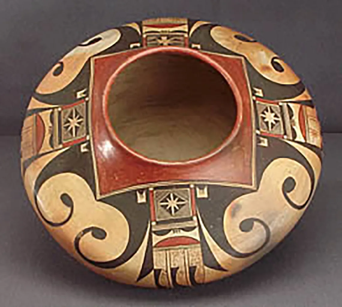 Oblique view, polychrome jar with abstracted eagle motifs, around 1920? GP52535-x-2