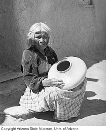 Nampeyo in her mid-70s holding a vessel